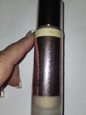 Makeup Revolution Conceal & Define Foundation — Beige & Rose Gold